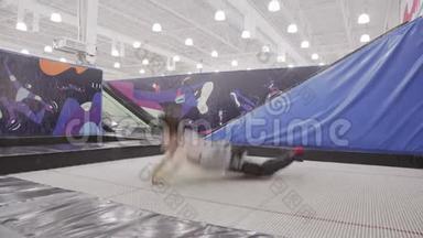专业体操运动员在蹦床上跳，玩花样